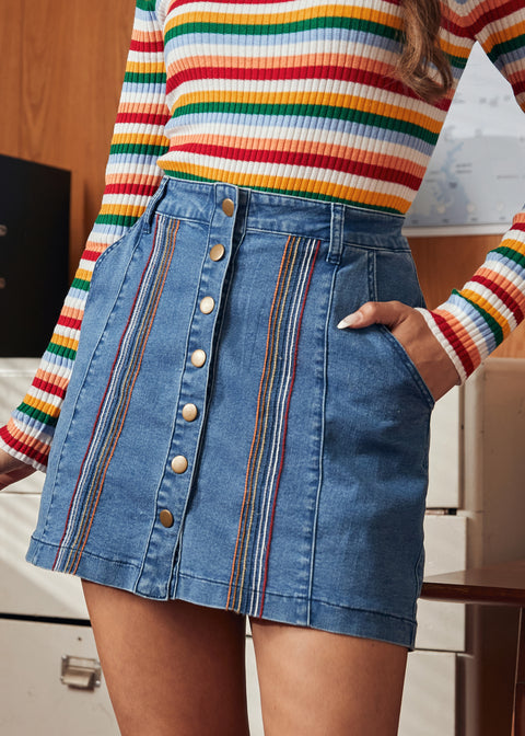 En forårs-jeansnederdel med knapper og A-linje-3