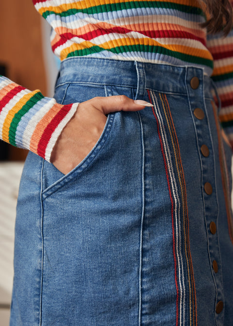 En forårs-jeansnederdel med knapper og A-linje-1