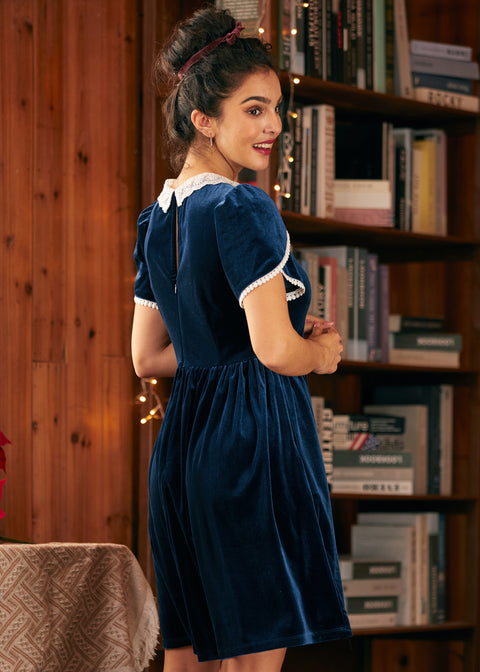 Victoriansk kjole med hvisken og blondekrave-2