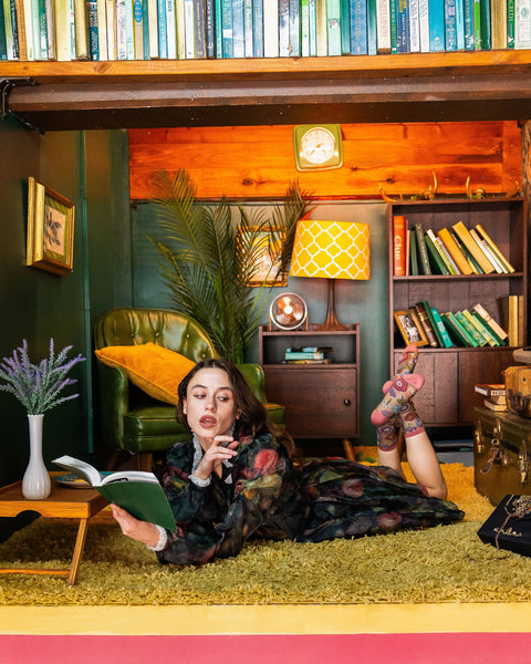 Mørke blomsterprintede sorte gennemsigtige sokker med rund hals-5