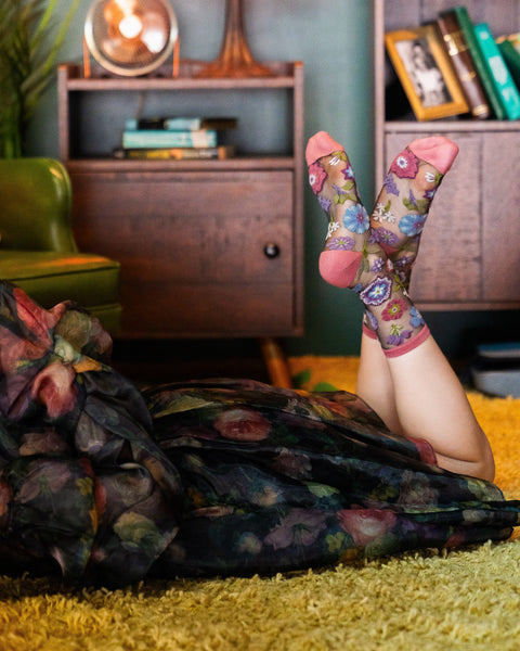 Mørke blomsterprintede sorte gennemsigtige sokker med rund hals-3