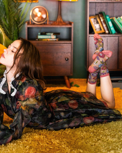 Mørke blomsterprintede sorte gennemsigtige sokker med rund hals-4